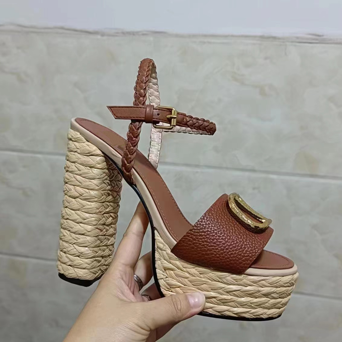 Kvinnors klackade ankelbanddesigner Högkvalitativ vävd Lafite Straw Shoes Cow Leather 13cm häl tjock plattform Casual Sandaler Factory Shoe