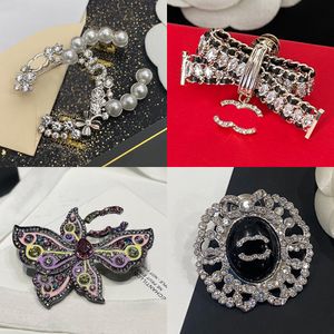 Femmes de haute qualité Designer Broche Marque Lettre Broches Plaqué Or Incrustation Bijoux En Cristal Charme Pin Mariage Accessoire De Fête De Mariage Cadeau D'anniversaire Très Bon