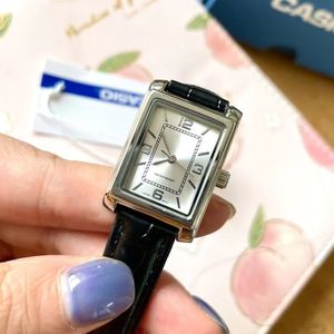 Reloj totalmente de acero de cuarzo resistente al agua con estampado de cocodrilo cuadrado de estilo vintage de alta calidad para mujer