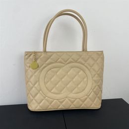 Femmes Hilton Caviar PST Totes Sacs Pièces de monnaie Diamant matelassé Or Métal Fermeture à glissière Poignée en peau de vache Épaule Français Extérieur Grande Capacité 259d