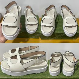 DAMES INTERLOCKINGN SANDAAL 7386 wit leer Platte sandaal met rubberen zool Plateausandalen nieuwste collectie verkent symbolen uit het archief op nieuwe manieren designer sandalen