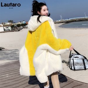 Damesjassen Lautaro Winter Oversized Warm Geel en Wit Nepbontjas Dames met capuchon Vleermuismouw Runway Stijlvol Los Koreaans Mode 220926