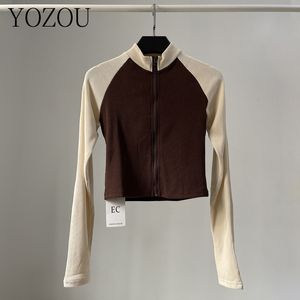 Damesjassen Yozou Spring katoenen slanke geribbelde contrastkleur lange mouw zip -crop top vrouwen zwart wit beige bruin t -shirt baby tee rave 230815