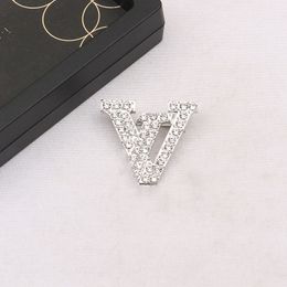 Broche de bijoux féminine Charme Trendiness Brooches Pin de créateur de marque Letter Gold Silver plaqué incrust