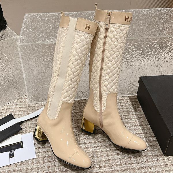 Botas hasta la rodilla para mujer Diseñador Textura acolchada Tacones gruesos de metal en tono dorado con cremalleras Carta Caballero Bota de motocicleta Zapato de ocio al aire libre con vestido de jeans para fiesta