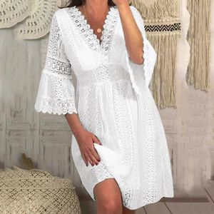 Robe lâche décontractée en dentelle pour femmes V couvrage creux robes à manches plus taille femelle blanche Vintage plage 240415