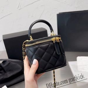 Bolso de estuche cosmético acolchado de piel de cordero para mujer con bola dorada aplastada Hardware de metal Cadena Matelase Hombro cruzado Bolso de diseñador de vanidad negro rojo amarillo blanco