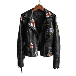 Chaqueta suave bordada con estampado Floral de piel sintética para mujer, abrigo informal con cuello vuelto, ropa de abrigo Punk negra para motocicleta 230131