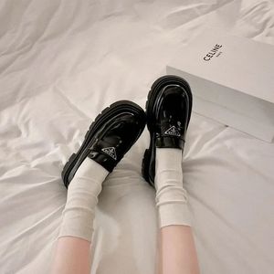 Dames loafers schoenen vrouwelijke schoenen casual sneaker klompen oxfords glijden op modis Britse stijl zwarte flats ronde teen dre 240320