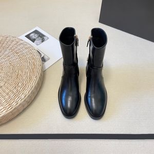 Botas largas para mujer Botas medias de diseñador Decoración de cadena de moda Suela de cuero de vaca importada El último estilo es genial, muy bueno, agradable.