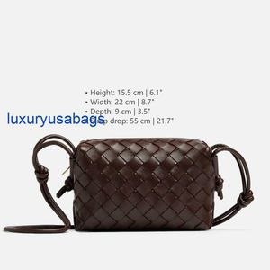 Sac en boucle pour femmes Botegaveneta Small Intrecciato Leather Cross-Body Bag Hauteur de 15,5 cm de largeur 22 cm de profondeur de 9 cm Drop 55 cm