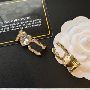 Broche en diamant pour femme avec timbre d'amour plaqué or 18 carats, bijoux blanc rose, broches de couple, broches celtiques vintage, accessoires de robe de soirée de mariage, cadeau de luxe avec boîte