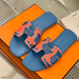 Sandalias de tacón bajo para mujer Zapatillas sin cordones Diseñador Diapositivas azules Luxurys Zapatos de playa al aire libre Mulas Chanclas con bolsas para el polvo Damas Slingbacks Zapatos de vestir para fiesta