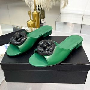 Dames lage hakken sandalen met bloemen echte lederen klassieke groene slippers glijbaanontwerper muilezel retro ronde tenen buiten muilezel open schoen dames voor zomerse slippers