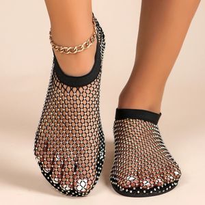Marque de luxe pour femmes Toe rond Sandales à fond plat Summer Hollow Boots Boots Water Diamond Sexy Chaussures pour femmes 240508