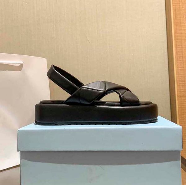 Sandales de designer de luxe pour femmes pantoufles en cuir de mouton souple avec lettrage en métal luxueux sandales en caoutchouc perforées supérieures de 2 cm