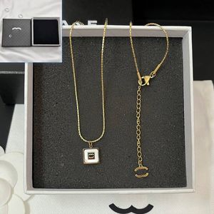 Collier de pendentif cadeau de luxe pour femmes Nouveau collier de style simple et décontracté.