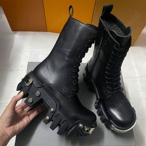 BOTA CON CORDONES BULLDOZER PARA MUJER Y HOMBRE EN NEGRO 67250 Botas Martin de piel de becerro lisa mate Detalles metálicos en la parte delantera y trasera con el logotipo de la marca Suela exterior de goma dentada gruesa 35 46