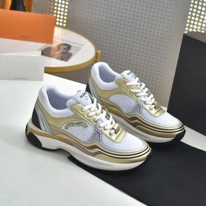 Diseñador de lujo para mujer para hombre Zapatos de vestir Tela Piel de becerro Entrenador laminado Fácil de usar Canal de verano Popular Zapatilla de deporte con cordones Blanco Tobillo Oro Plata Tienda