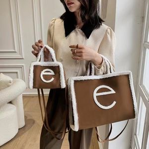 Womens mens WGG joint name large Shopping Bag velours Suede Luxury Designer sac à main Lambswool Beach villosités Unisexe teddy Shoulder Crossbody laptop Sacs de grande capacité