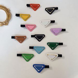 Womens Metal Triangle Hair Clips diseñadores Sports Hairband with Stamp Mujer Chica Triangle Letter Barrettes Moda Cabellos Accesorios Alta calidad