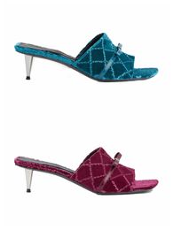 Damesslippers met middelhoge hak 2024ss Dames Designer fluwelen sandaal met vierkante neus en lakleren strik