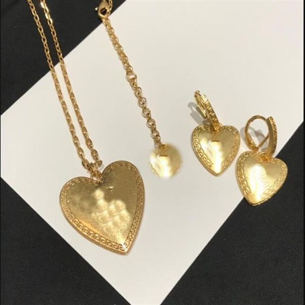 Collares para mujer Pendientes Conjuntos de amantes con amor en forma de corazón Patrón de meandro de Grecia Colgante Patrón de retrato de Medusa Placa de oro de 18 quilates 206J