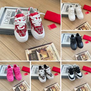 Casual damesschoenen met één stud Lage damessneakers Modestijl Unieke klassiekers Low-reliëf Maxi Stud Designer Comfortabel nappaleer Catwalk outdoorschoenen