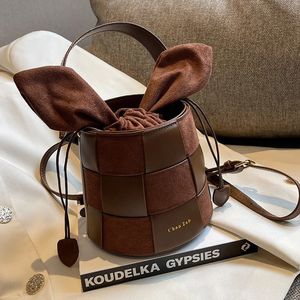 Bagure de seau pour femmes 2023 Bow Party Crossbody Forme Frosted Woven Portable Bodet 3D Sac à main Lovely Chocolate Cylindrical 240328