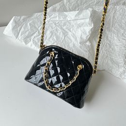 Sacs de coquille noire en cuir breveté pour femmes Clip de fête Clip d'embrayage Purse à main Gold Metal Matellase Cross Cross Boder Boder Luxury Designer Handsbags 16cm