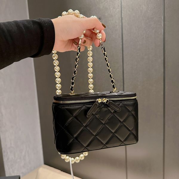 Womens Pearl Chain Cosmetic Case Box Sacs de vanité avec miroir Matériel en métal doré Bandoulière Épaule Titulaire de la carte Portefeuille Noir Designer Sacs à main 18x9.5cm