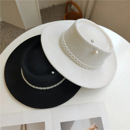 Dames Pearl Chain Fedora High Fashion met Pins Bump Cap Zwart Witte Autumen Winter Ladies Fedoras Breide Brim Girl Hat 240401