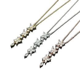 Colliers pendentif pour femmes Collier de forage à quatre feuilles Collier de créateurs Bijoux pour hommes Collier à trois fleurs Marque complète comme mariage Chr214r