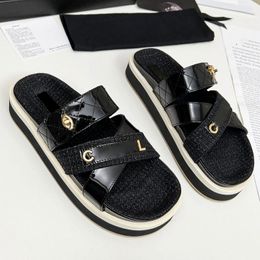 Dames platform hakken slippers schapenvacht slip op sandalen ontwerper gewatteerde textuur hardwarematelasse glides 23SS Summers outdoor strandschoenen zacht en lichte muildieren