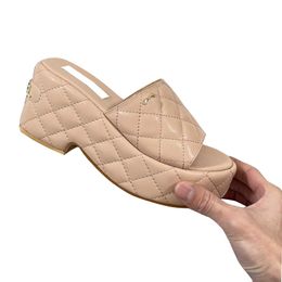 Damesplatform Wedge hakken 8,5 cm slippers Designer Sandalen gewatteerde textuur Goud-Tone Metal Slide 100% lederen Ladie Summer Beach Shoe Luxurys Classic Mule Flip Flops