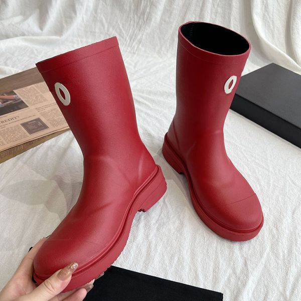 Bottes de pluie pour femmes Designer Slip On Chaussure de loisirs Semelle en caoutchouc Rétro Noir Rouge Marron Botte de neige Dames Botte d'hiver avec sacs Duat Chaussure décontractée classique imperméable à l'eau