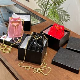 Mujeres Rawstring Shinny Patente de cuero Mini Bolsas de cubo Moda Verano Teléfono celular Mensajero Oro Chians Bolsa Cadenas Bolso de hombro Mujeres Bolsos elegantes