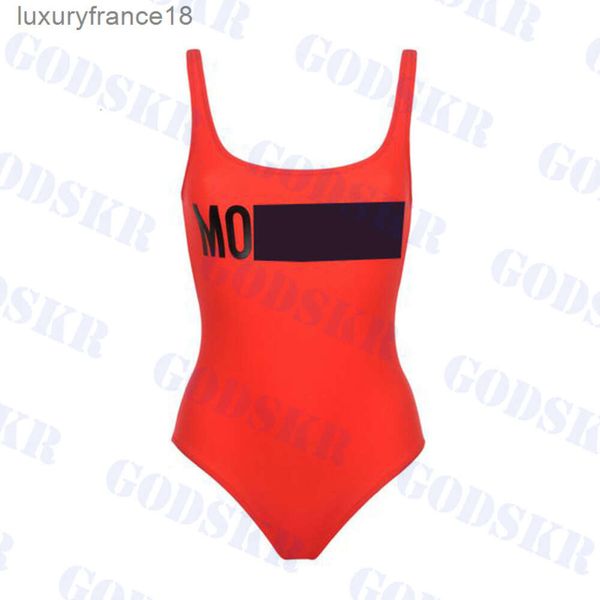 Traje de baño rojo de mujer con bikini