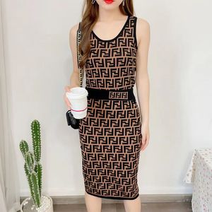 Dames runway jurk volledige letters reliëf gebreide eendelige korte mouw mode modeontwerp bruine kleur korte rokken charm dames slank fit sexy jurken wrap hip vestido