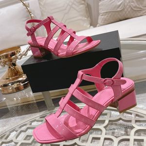 Sandalias para mujer Zapatos de vestir de color gelatina de charol de color clásico Puntas cuadradas Tacones gruesos Diseñador Luxurys Zapato casual al aire libre Rosa blanco con jeans Tallas grandes