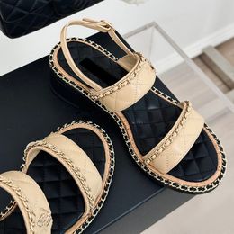 Sandalias para mujer Diseñador Tacones gruesos Slingbacks Zapato de vestir Diapositivas clásicas de piel de oveja con correas de hebilla de cadena Zapato casual Textura acolchada Zapato de ocio Matelasse