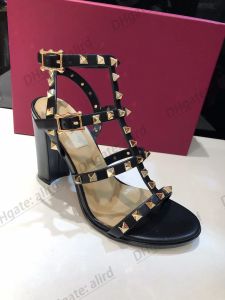 Sandales à talons de styliste pour femmes, pantoufles d'été, chaussures coulissantes, nouveau clou en cuir, couleur chair, rivets épais, mode polyvalente