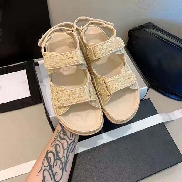 Sandalias para mujer Diseñador Zapatillas de cuero de alta calidad Moda Botón de cuero clásico Playa Suelas de cuero al aire libre Sandalias versátiles de moda