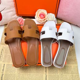 Sandalias para mujeres Sandalias de sandalias zapatillas de moda zapatillas florales de lujo de lujo de cuero y goma sandalias de playa de verano zapatillas de mocasines inferiores zapatillas