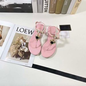 Sandales féminines bascules à talons plats classiques pantoufles glissades en jean avec chaîne mule plage chaussures dames slip on glit décontracté chaussure rubbe seme luxe luxurys rose éraflures