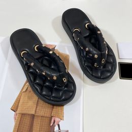 Dames sandalen flip flop slippers strandschoenen ronde tenen platte hakken glijbanen met metalen letter hartvormige muilezels zomer casual schoen dames gewatteerde textuur muilezels