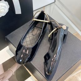 Sandales pour femmes chaussures habitaires à talons bas concepteur luxurys avec chaîne fausse perle ballet chaussure de mouton