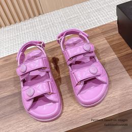 Chaussures de sandales pour femmes 2024 Pantanes décontractées de créateurs Nouveaux usures de boucle imprimées boucle plate à crochet sandales intérieure et chaussures extérieures tailles 35-42 + boîte