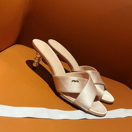 Sandales pour femmes Slingbacks Slippers Designer Cowhide Cross Sobre avec fausses perles talons talons