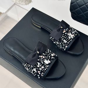 Sandales pour femmes Slip on Slippers Designer en tulle scintillant avec bowknot Strass Slide Summer Flip Flop Outdoor Beach Shoe Classic 24ss Mules Low Heels Casual Shoe